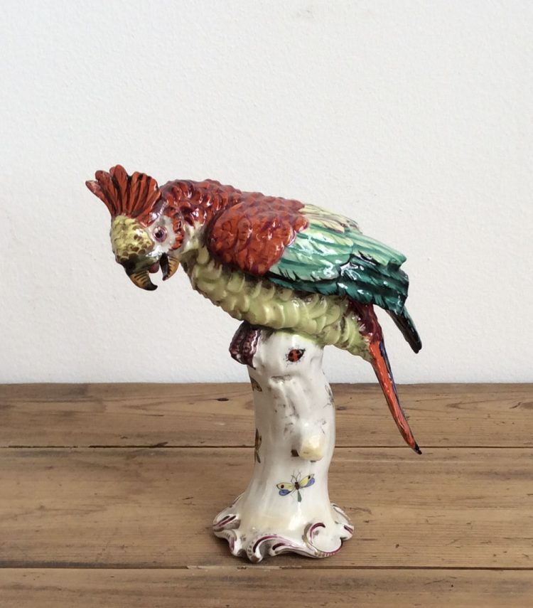 Loro antiguo de Porcelana